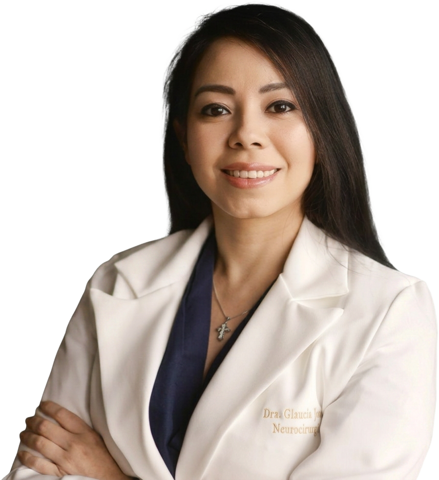 Dra. Glaucia Jong, neurocirurgiã em São Paulo, sorrindo em traje cirúrgico